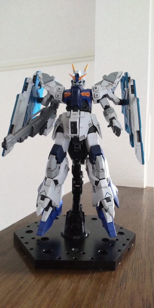 背中に月みたいにサイコプレートを装備するのもイマイチピンとこないのでシールドのようにマウントしています