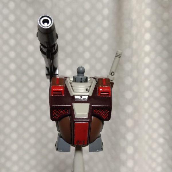 丸い腹部に、張り出した肩部、凸凹な背中にバズーカと、ヘビーガンダムの特徴を詰め込んだ上半身。メインカラーはタミヤのマルーン、サブカラーはリノリウム甲板色にしました。赤が厚ぼったく感じてしまうのは、缶スプレーのせいかもなんて思いました。（1枚目）