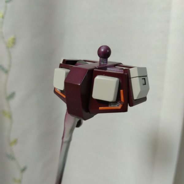 何の特徴もない腰部。ここだけ取り出すと、何のモビルスーツか分かりません。オリジンシリーズのRX-78はヘリウムコアタンクが薄い（低い）と、いつも感じています。今回は、ヘリウムコアタンクのディテールをあきらめ、プラ板を1mm足して厚く（高く）しました。（1枚目）