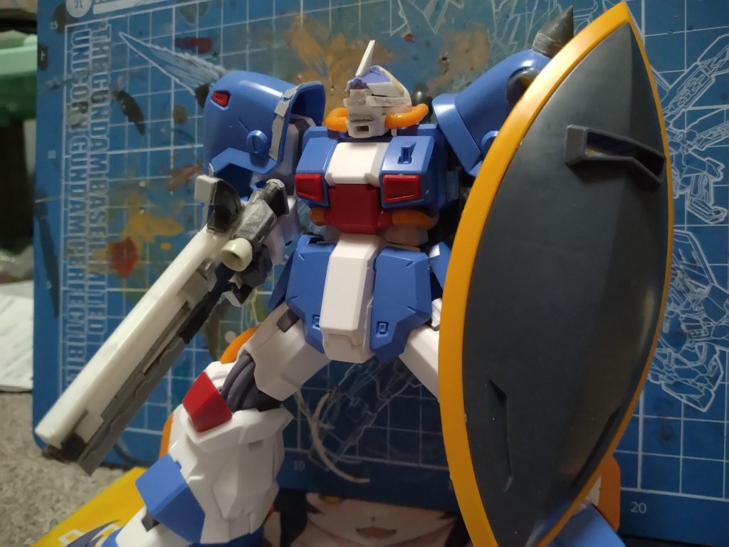 頭部を加工してたら帽子みたいだなぁから警備員系に仕様を変更。ずっしり体型がいい塩梅ここら辺から余ってたゲルググシールドを使用