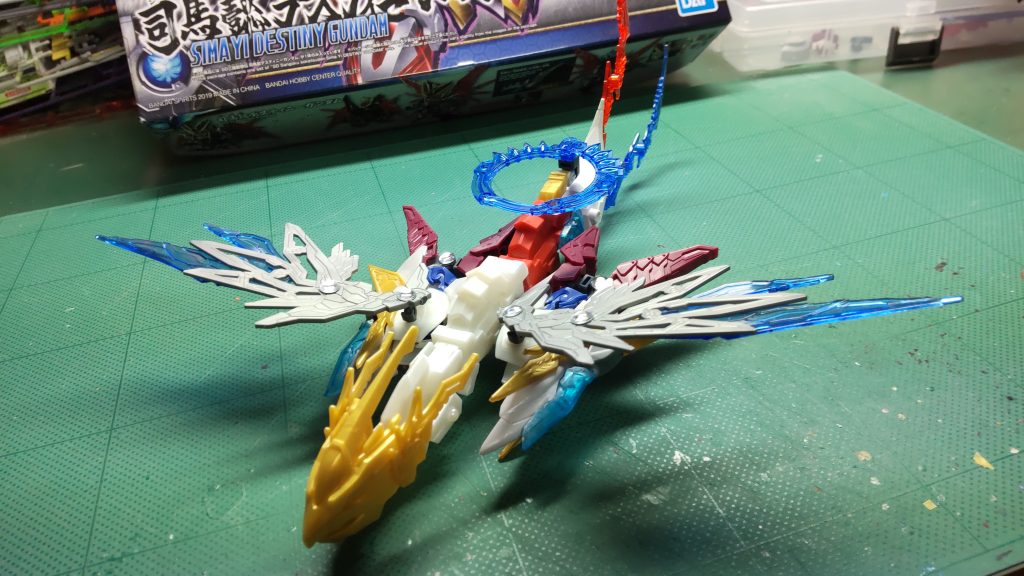 塗装前( ゼウス)エクスヴァルキランダーのパーツを軸にして、天下無双大将軍やその他諸々のジャンクをミキシングしてます。砲身と脚部は磁石を使って接続してます。