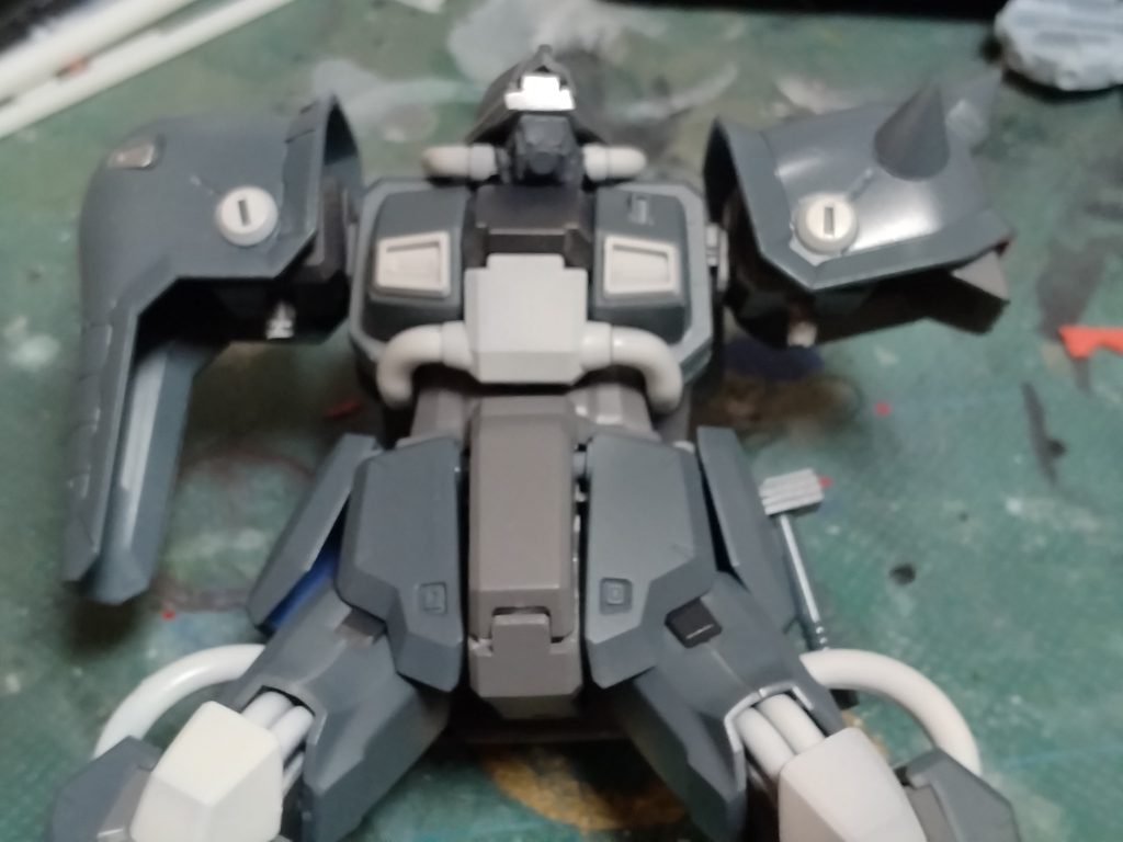 警備員モチーフだから明るめに塗ろう!ブルーとブルグレーを間違えて塗装結果袖付きモドキになった何故だ!?