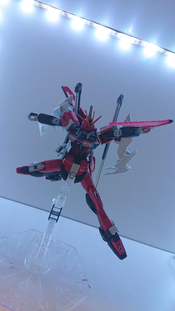 RQM60 フラッシュエッジビームブーメランソードインパルスの武装。バックパックに2基装備されており、ブーメランやビームソードなどに使用が可能。2基のブーメランを本体と接続すれば実体の刃を持つブーメランとしても使用が可能。