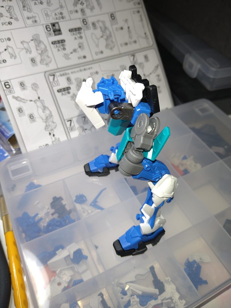 逆関節の脚の製作途中です。見えて欲しくない所をプラ版で隠してみたり、腰部と脚部の接続方法を変えたりしました。