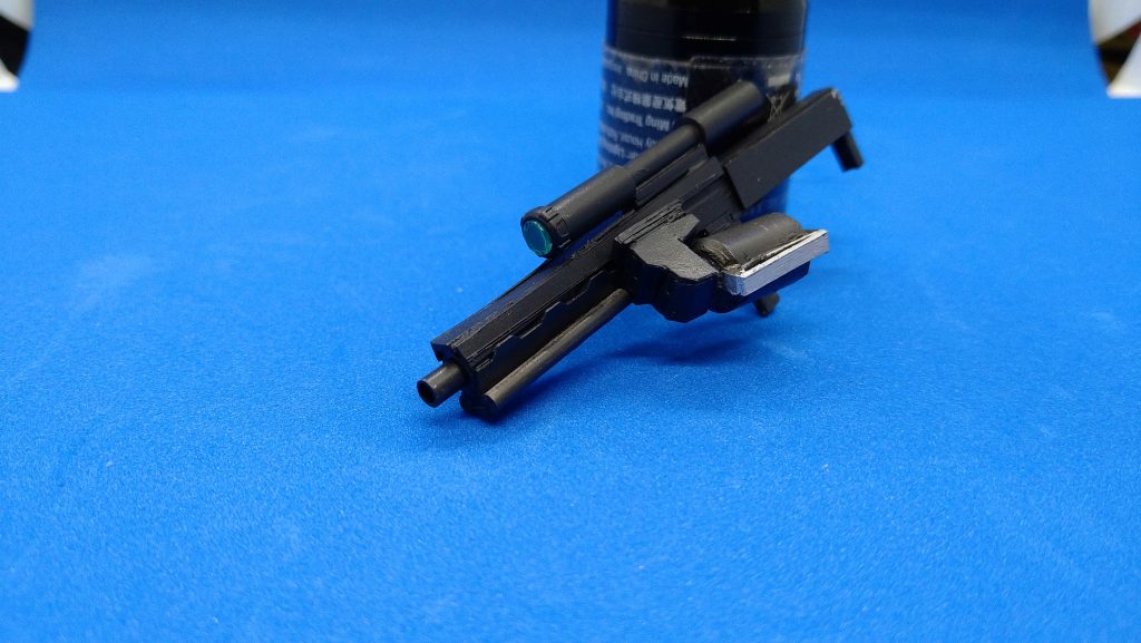 ライフルはグリップmsg、丸タンクは多分ブラックウォーリアのパーツ、スコープ先端だけビルダーズパーツ使用それ以外はフルスクラッチです