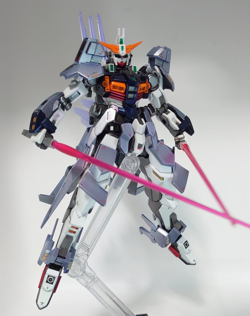 残るガンダムは1機って説明されてますからガンダム、「は」、1機なのでしょう。パチ組と考えていましたが組んでいる時に後からバラすのが大変だなと思い、本格的に組む前に塗装しました。色は濃い目の塗料でつや消しではなく光沢仕上げで、デカールも気持ち少なめ。全部別キットに使った余り塗料です(笑調色した塗料捨てるの勿体なくて・・・外装が白じゃないのは・・・