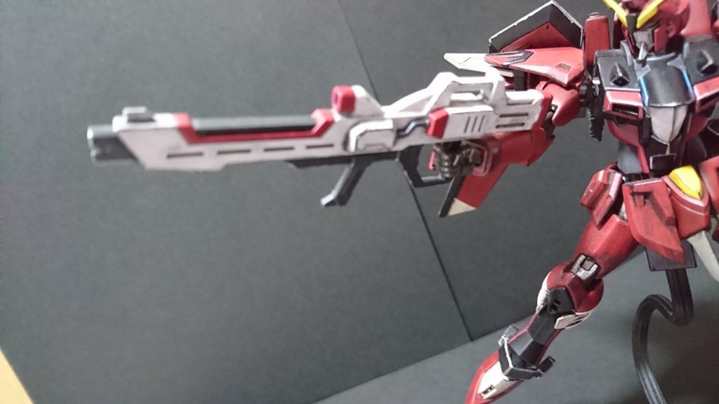 ビームライフルは合わせ目処理こそしてませんが筆塗装で色分けしライフルのエッジ各所にウェザリング施しました。