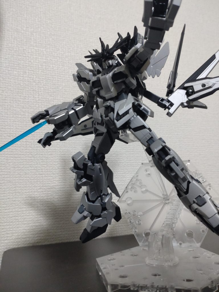 パターンB両腕にアームドアーマーこのフォームの方が龍神っぽいとような。ホントは尻尾も作ろうと思ったのですが最近の自分の作品は背中がゴテゴテしすぎて自立不可なのでこの辺にとどめておくことにしました。ちな、この状態でも自立するかは不明です（笑）