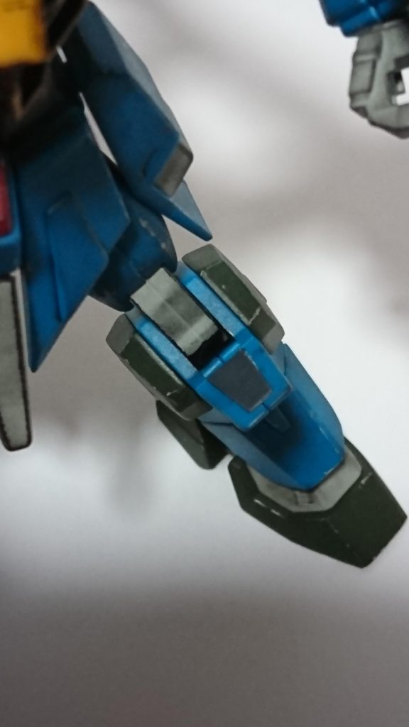 膝裏の合わせ目は目立つのでマスキングでトレースしそれをプラ板に貼りつけて形に沿ってカットしグレー系で塗装し接着して合わせ目を目立たなくしました。