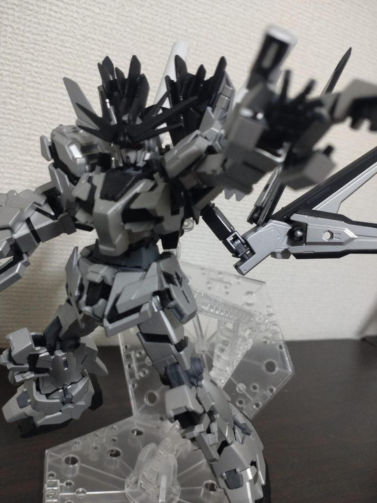 ユニコーンガンダム４号機『ティアマト』アナハイムエレクトロニクスがルオ商会の行なった『不死鳥狩り』の少し前に先行して秘密裏に不死鳥（フェネクス）を捕獲するために作った機体。急を要する上に、極秘ということもありバンシィ・ノルン用の予備パーツや、シナンジュなどのデータを元に建造。さらに、ユニコーンモードへの変身もオミットされているために常にデストロイモードということもありパイロットにはかなりの負荷がかかる。作戦は５回行われ５人のパイロットが選別された。その５人のパイロットは薬物投与により大幅に強化された者たちで構成され、中にはニュータイプとしての能力に覚醒の兆候を持つ者もいた。しかしながら作戦は失敗した。５人のパイロットは負荷に耐えられず皆帰らぬ人となった。