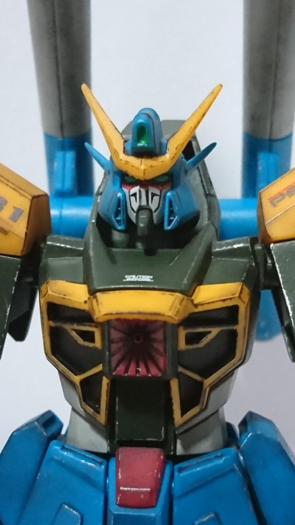 頭部カメラアイは最初メタリックグリーンでしてましたがなんか暗いから見えにくいのでディトナグリーンに変更してみました。