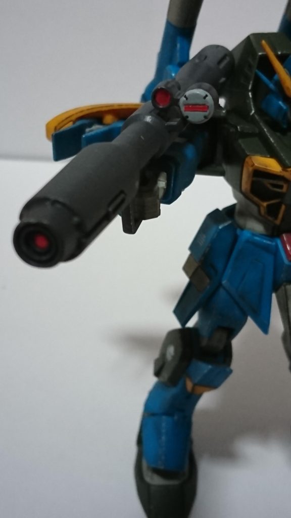 337ミリプラズマサボットバズーカ砲トーデスブロックはセンサー部分は30MMのメタリックシール使いカートリッジ箇所の合わせ目は一旦全てモールドごと消してからプラ板貼り市販パーツを接着してみました。