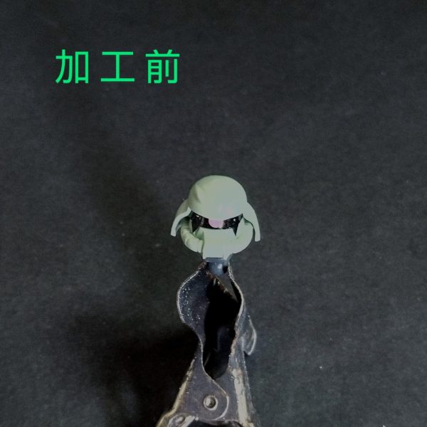今回は頭部の加工になります。画像の枚数の関係で2回に分けます🙏やはり頭部の加工でイメージがかなり変わってくるので気合いを入れます💪①の画像で元はこんな感じです。②で内部をくり貫いて、中心に２ミリのプラ棒で軸を付けます。③で市販の5ミリボールジョイントを加工して、スジ彫りでモールド加工した0.3ミリプラ板を巻いてモノアイ基部を製作。④でモノアイを製作しますが、材料はグレー系のランナーを台座にクリヤーピンクのランナーでレンズ部を製作。⑤で完成でこんな感じに！赤の矢印のは首の部品を積層プラ板から製作。その2に続く🙏（1枚目）