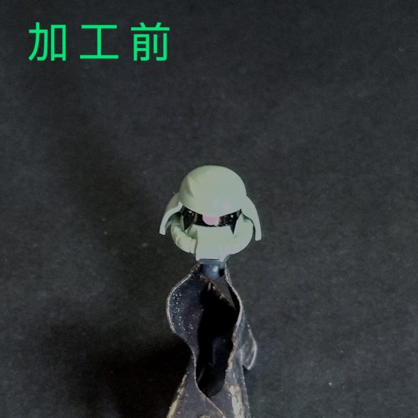 頭部の加工が完了しました！今回の加工のポイントはモノアイ部の隙間を狭くしてモノアイの位置を少し上に上げて悪目の顔にしてみました。元キットのシールからするとこれだけでも良くなったかなと思います。（3枚目）