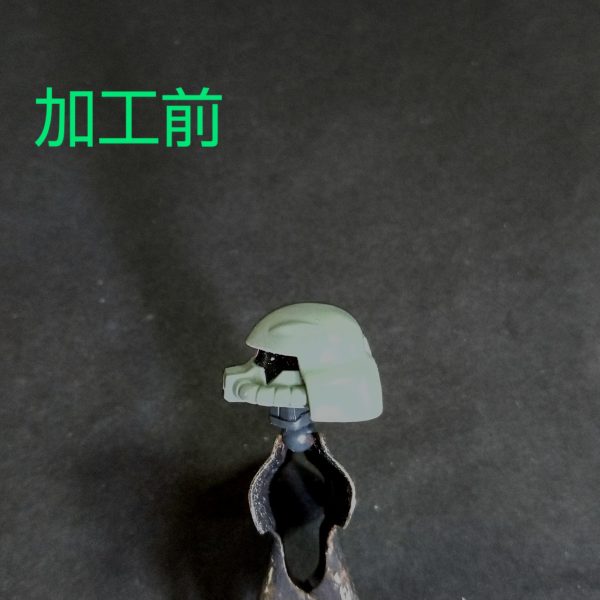 頭部の加工が完了しました！今回の加工のポイントはモノアイ部の隙間を狭くしてモノアイの位置を少し上に上げて悪目の顔にしてみました。元キットのシールからするとこれだけでも良くなったかなと思います。（5枚目）