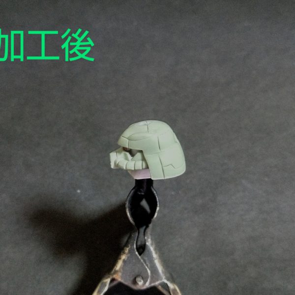頭部の加工が完了しました！今回の加工のポイントはモノアイ部の隙間を狭くしてモノアイの位置を少し上に上げて悪目の顔にしてみました。元キットのシールからするとこれだけでも良くなったかなと思います。（6枚目）