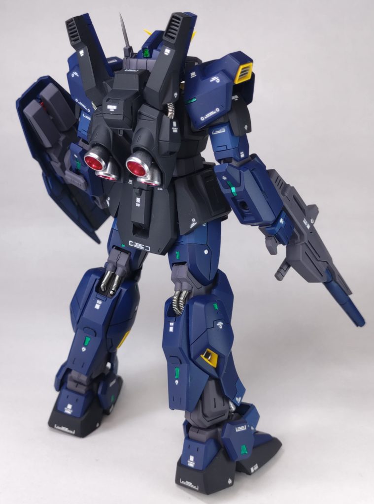 後ろ姿の写真。バーニアは下地に光沢ブラックを吹いて、ガイアカラーのスターブライトシルバーで塗装。マスキングをしてから内側部分はクリアレッドでキャンディ塗装。 各部にスジ彫りや段落ちモールド、リベットモールドを追加し、膝裏等のパイプはスプリングに差し替えています。各ダクト部分は中身をくり抜き、プラ板で開口した状態を再現する形で差し替え。