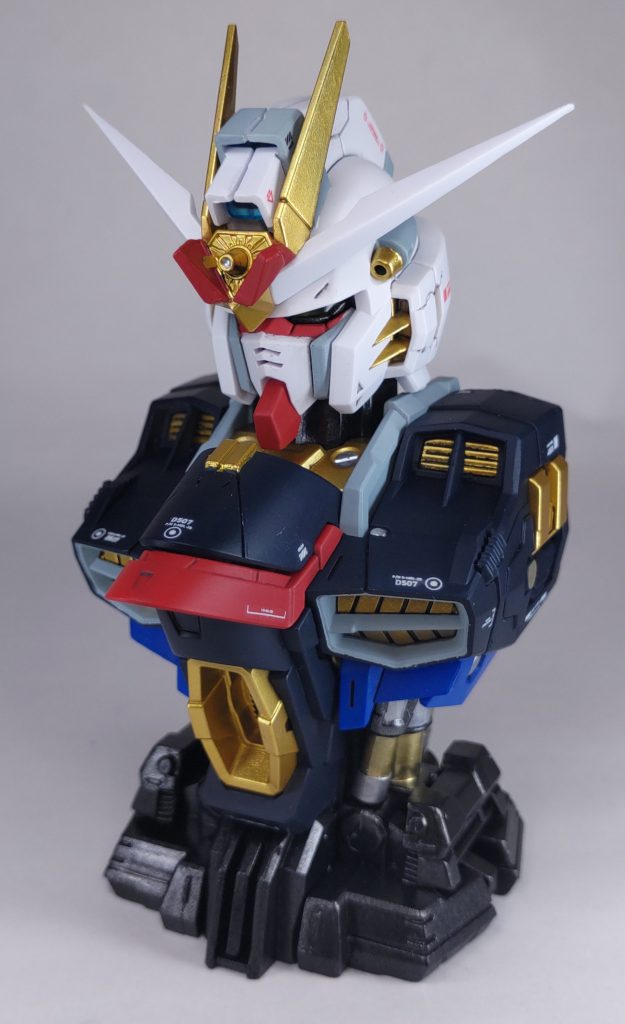 パーツは基本処理のみで大きな加工は特にしていないのですが、キット自体のクオリティがそもそも高いので、面出しするだけでもかなり印象が変わると思います。今回はガンプラ制作の要領で、表面処理、C面処理、モールドの彫り直しを施し、エアブラシ塗装、部分塗装、デカールの追加、トップコートでつや消し仕上げにして作りました。