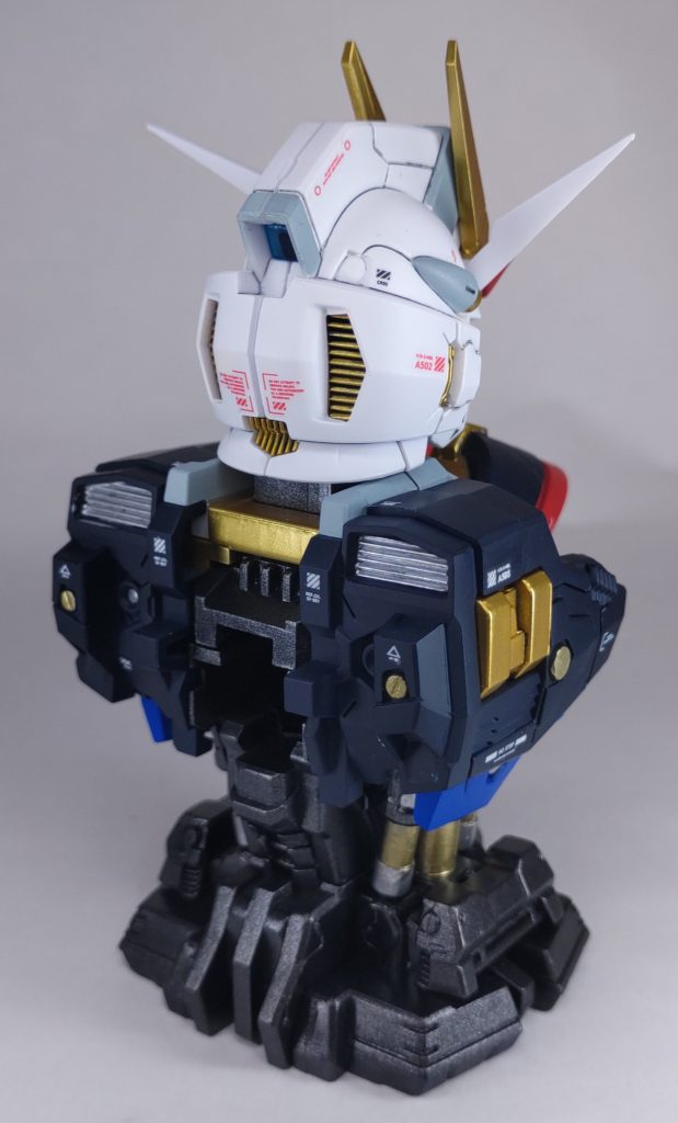 内部メカと黄色のパーツは下地に光沢ブラックを厚めに吹き、しっかり光沢を出した上からガイアカラーのメタリック塗料で塗装をしました。ゴールドは「スターブライトゴールド」をブラックの上からそのまま吹いたのですが、内部メカは少し変わった塗装をしました。メインで使った塗料は「スターブライトシルバー」なのですが、光沢ブラックの上にそのまま吹くのではなく、ハンドピースとパーツの距離を離し、シルバーのメタリック粒子を遠目からふわっと乗せるやり方でメタリック感の表現をしています。この塗装方法、初めてエアブラシを買った中学生の時からやっているのですが、出典元があったような気が若干しなくも無いんですけど、ネットでいくら調べても一切出てこないんですよね･･･。どなたか知ってる方がいたら教えてくださいｗ流石に俺の思い付きのオリジナルでは無いと思う←ガンメタルと似た質感になるのですが、個人的にはガンメタルよりこの塗装方法でやる方が好きです。