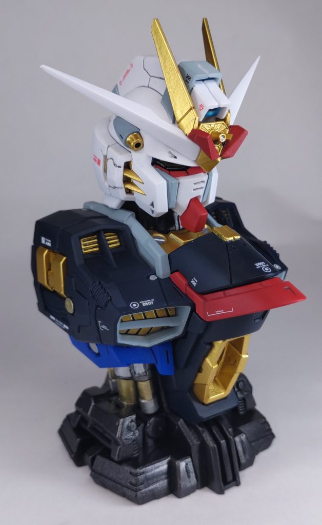 部分塗装は筆塗りで「4ARTIST MARKER」というシリーズの商品を使っています。ガンダムマーカーに比べてメッキ感がより出しやすいのでよく使います。主にリベットモールド表現になってる箇所に塗りました。ワンポイントのアクセントをつけることが出来るお手軽加工です。トップコートは「Mr.カラーGX スーパースムースクリアー」を使用しました。通常のつや消しよりもマットな質感が段違いに良いです。厚めに吹くことでデカールの余白も消すことが出来るのでオススメです。吹いた瞬間に関してはクリアー吹いたんかってレベルのテッカテカになるまで厚く吹いてます(恐らくそこまでやらなくても良い)