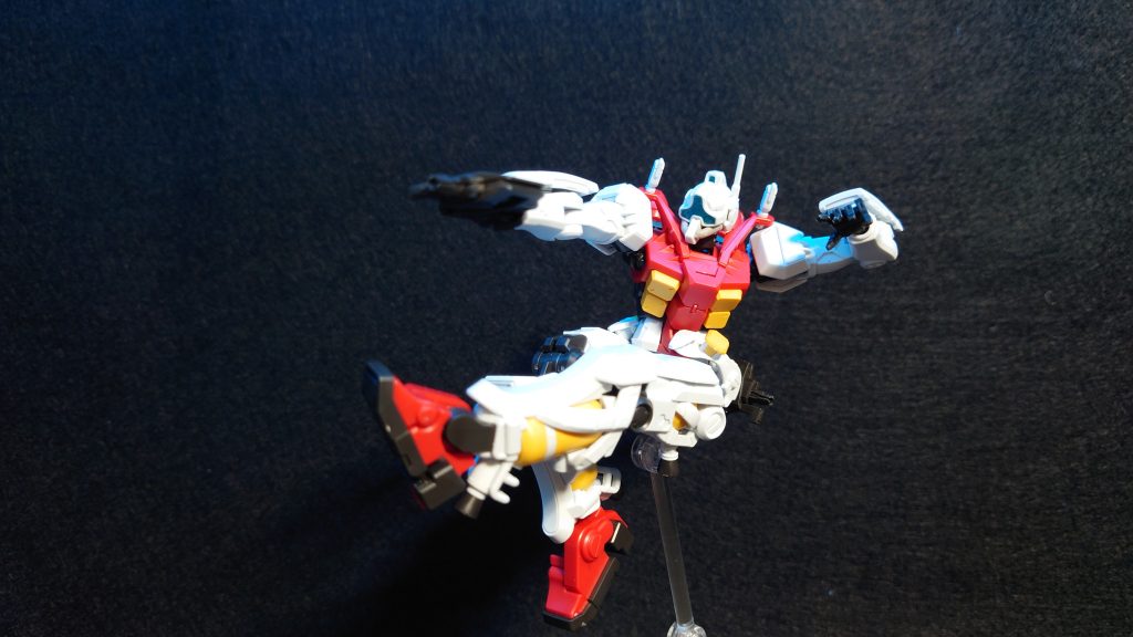 サイドアーマーがボールジョイントでフレキシブルに稼働するので体を折り曲げたポージングも余裕!この作りめちゃくちゃいいから他のキットでもやってくれ…