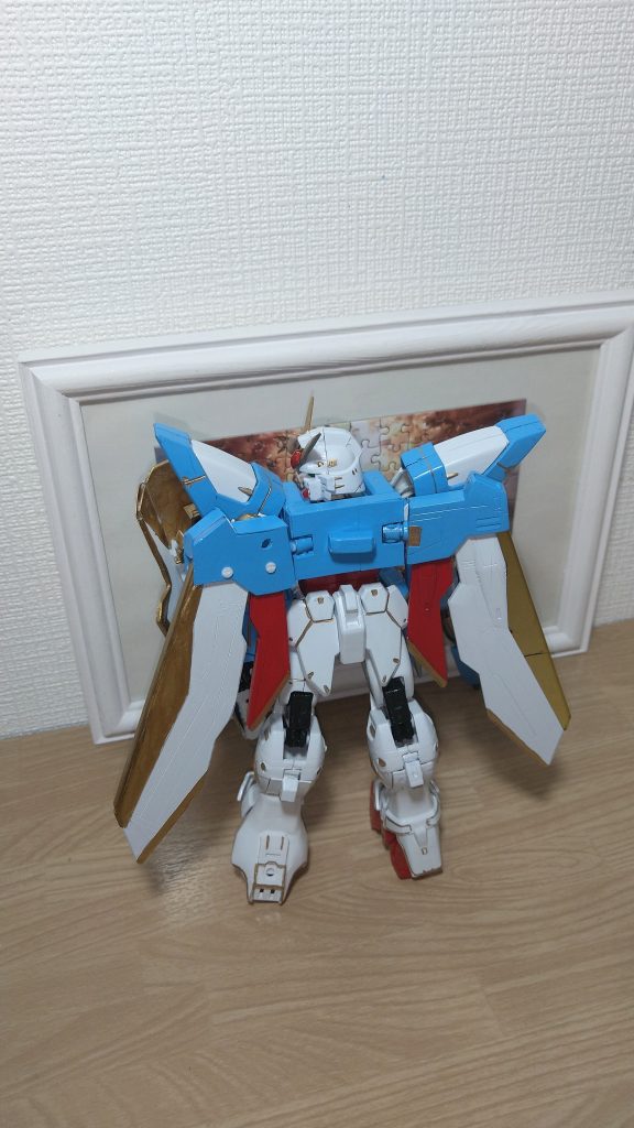 ウイングバインダー左羽根がなかったので、右羽根をベースにプラ材を切り出し、張り合わせて複製製作。稼働できるようにポリキャップ取り付け加工。