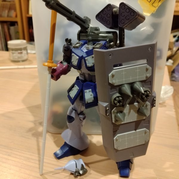 目についたパーツを思いつくままに切った貼ったした結果…見事にチグハグに当初のコンセプトとなんか違うけど、まぁ塗れば何とかなるはず！バックパックもシールドもそれぞれお気に入りです。（1枚目）