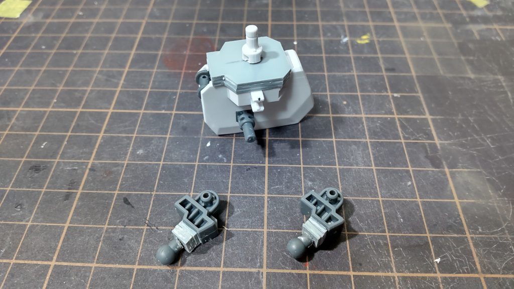 スラっとした印象にもっていきたかったので、胴と足首を延長加工しています。