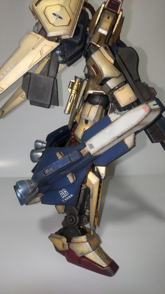 MSの効率的な前線投入を目的にアナハイムが開発した試作ブースターシステム。AIと多目的センサーを搭載した完全自律型ユニットで、戦域到着後にパージし速やかに作戦行動に以降可能。バリュートを装着出来る機体であれば運用可能だが、現場投棄か大型ミサイルとして使用が前提であった為、正式採用は見送られた。…みたいな脳内設定です。ちなみに、ハンブラビIIの魚雷ポッドをほぼそのまま流用してます…ペレット色がMG百式のボディと偶然にも同じでしたw!