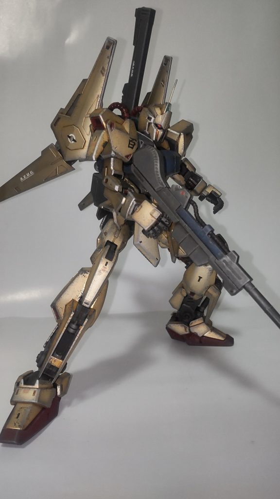 このキット、やたらスタイリッシュでカッコイイですよね!!基本的には、らいだ〜Joe式ウェザリングをしてありますが、金色の装甲部分はエッジを中心にライトガンメタルでドライブラシかけてコーティングが褪せた雰囲気を目指してみました。