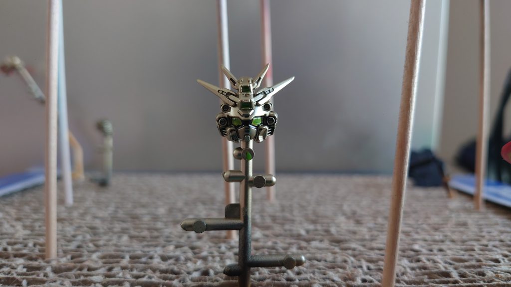 あとは簡単にスミ入れとワンポイント蛍光色塗装で終了。なかなかに凛々しいお顔ですな。