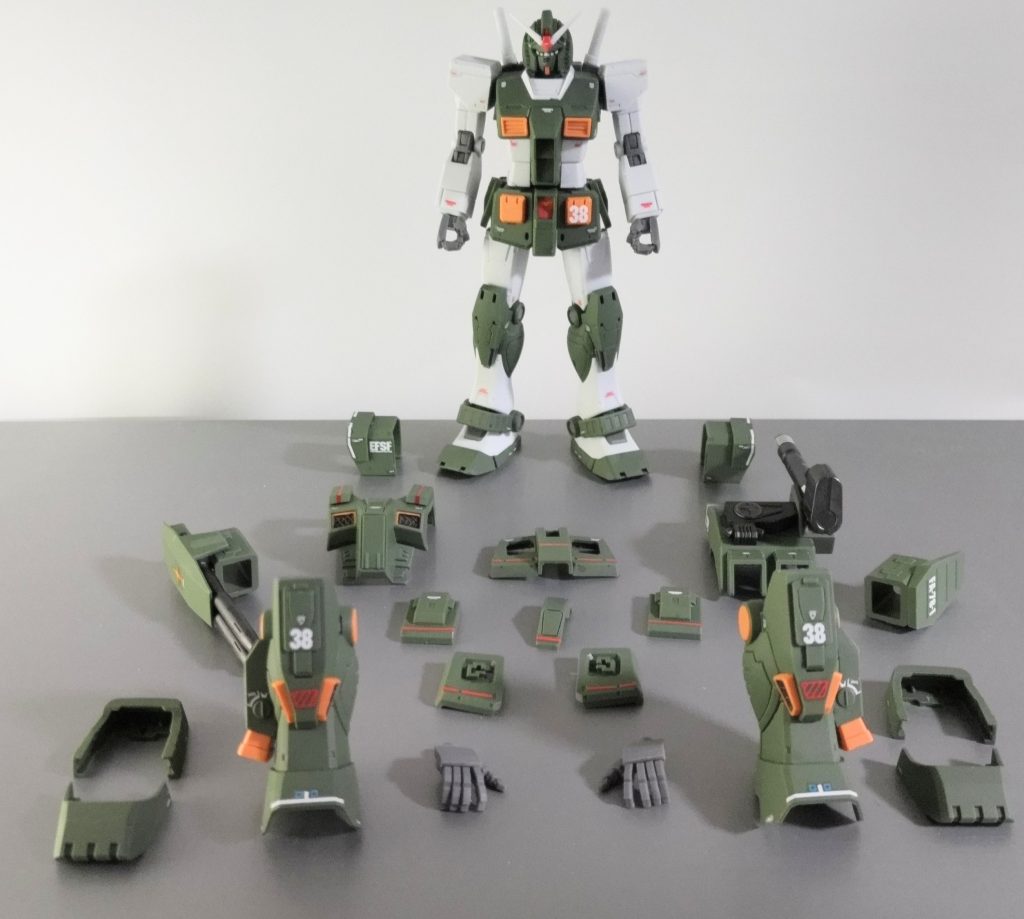 ガンダム+装甲を並べてみました。並べ方が雑ですね。このあと、ガンダムに装甲を取り付けている時間もワクワクしました。フィッティングも素晴らしいですね。子供のころに作った1/144のフルアーマーガンダムも、当時はカッコ良いなと思っていましたが、このHGも最高にカッコいいです!
