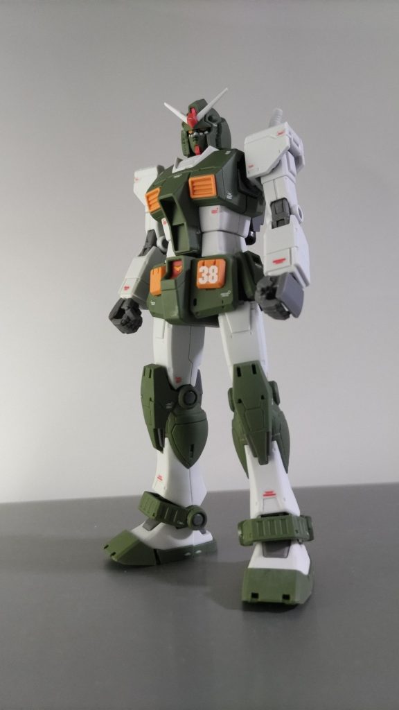 装甲なしの素のガンダム。スタイルはイイですね!装甲を付けたら見えなくなるけど、素のガンダムにも全てデカールを貼ってみました。