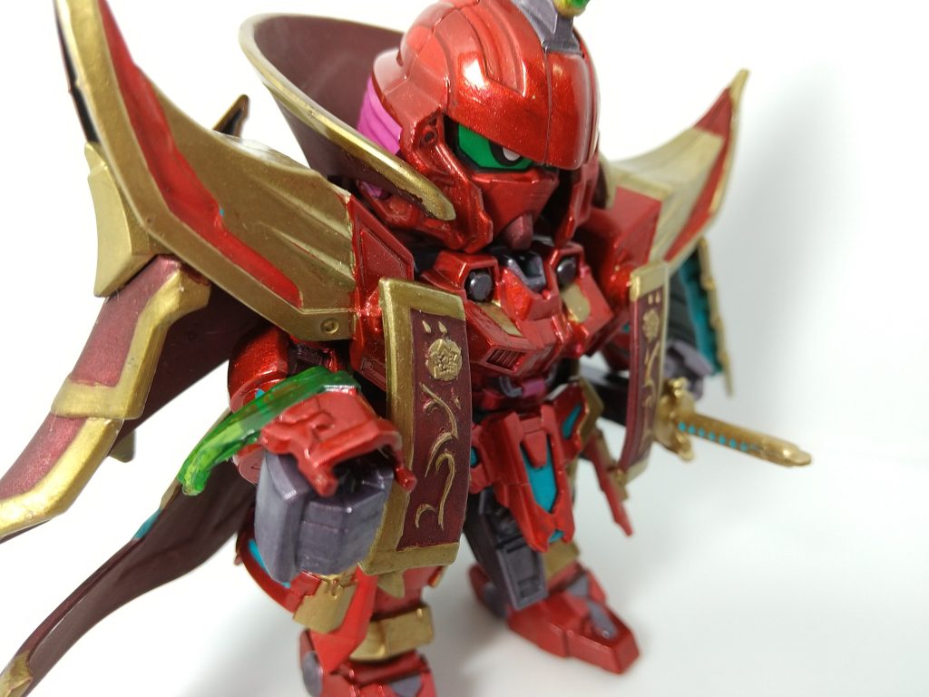 マスクは光ったり、着脱可能だったり