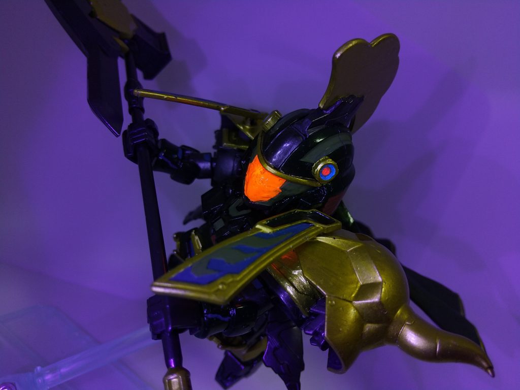 美形ぞろいの織田家のなかでも、特に美形だったと伝わっている秀孝くんしかし、そんな彼は14,15歳の頃に亡くなります。彼が叔父である織田信次のお城・守山城を乗馬して散策していた際、釣りをしていた信次一向にバッタリと出くわします。しかし、彼は下馬せずに去ろうとします。それに腹を立てた信次の家臣に矢を射られて亡くなってしまいます。家臣は、矢を射った相手が秀孝と気付いたのは、殺した後だったようです。この件に対して信長は「秀孝にも非があった」としています。なお、信長の弟の一人・信行(信勝)は激怒して守山城周辺に火を放ちます。文字通り「烈火の如く」です。