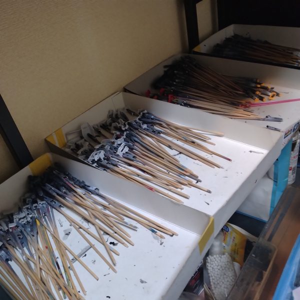 休み休みやってます！😄取り敢えず、持ち手に全て付けて塗装準備が出来ました！😀つうか！パーツちっちゃい！😅物によっては、これ塗装しても意味無いかも？見たいなパーツもあるのだけど、それは毎度の事なので！😄塗装派の私は塗れる物は塗らないと完成した後に後ろ髪引っ張られる気分になっちゃうので！😄😄まぁ取り敢えず！ここで一旦作業ストップして！休んで気合い溜めてから一気に塗装しようと思います！😀