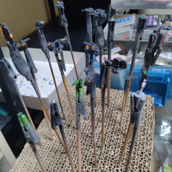 やめようかなと思いましたが！😄筆塗りまで終わらせました！😄残りは墨入れ作業したら組み立てに入れます！ここでホントにストップして休みます！😄なので以降は組み立ての画像上げていきます！😀