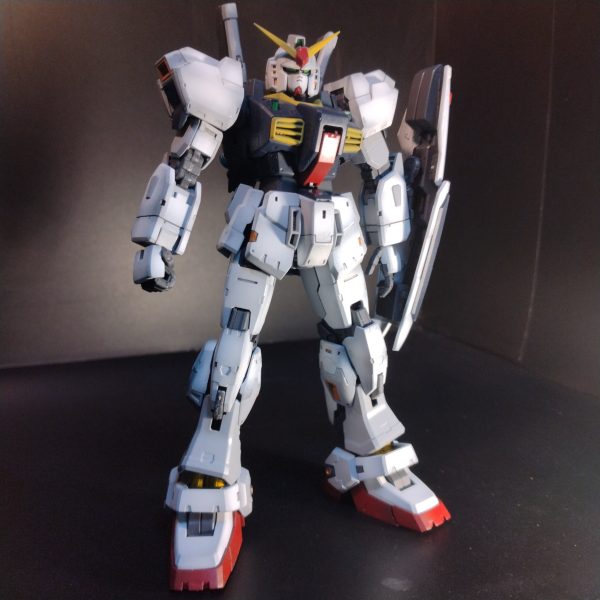と、言う事で組み上がりました！😄いやぁ～RGって塗装の時も思いましたが！マジマジちっちゃいですよね〜😄😄まぁなんと出来たのでラストはデカール、トップコートのみ！（｀追記ですが！)約3時間以内にほとんどのエアブラシ塗装をやってのけてるのですが！もしかしたら信じられなくてきっと撮りだめしてるものをアップしてると思われてる方もいるかも知れません！実際に過去にも信じて貰えてなかったことがありました！😄私は実際に吹かしてから１０分から１５分くらいで触れるくらいの速乾性の強い溶剤をかれこれもう１０年以上使ってます！なので自分にやる気さえあれば実際にはMGクラスの物でも3日くらいで製作してしまいます！😀一応信じてない方がいるかもしれないので！ここに書かせて頂きますね！😀さて戻りまして、なので製作ストーリーはこれにて終わりにして！😀完成しましたら投稿しますので宜しければ観覧宜しくお願い致します！😄（1枚目）