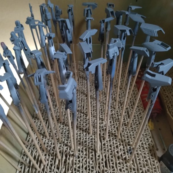 またまた制作の間を開けてしまいましたが、本日より再開します！😄白外装からスタートします！これも変わらずガイアのサフライトを下地にガイアのホワイトでグラデーションして行きます！😀サフは0.3のハンドピースでサフ以降のホワイトは0.2のハンドピースに変えてグラデーションして行きます！😄