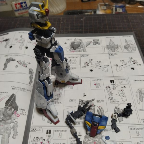 取り敢えず！組み立てしてますが、作っていて感じた事はもろそう！😄😄こりゃ作りながら破損するのも頷けますね！😀それと疲れます！😅私の意見ではあるのですが！ここまでヒヤヒヤしながら作って得るものがあるのだろうか？HGでいいじゃんって思うのが、本音です！😄😄取り敢えず！ちょい疲れたのでここで作業ストップしようと思います！😀後、２枚目の画像は苦労して筆塗りしたカメラアイです！😄ブラックライトをあててます！（1枚目）