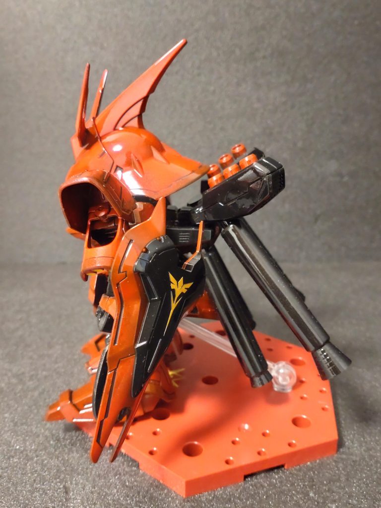 延長したことでファンネルラックの穴が使用せずにただ空いてるだけになってしまったので、プロペラントタンクを増設し、バーニアも追加。高機動型のイメージ(^ もともとプロペラントタンクは延長するつもりだったので、一石二鳥!ちなみに10本100円で売ってたボールペンを使っています。さらにちなみに、シールドのエンブレムは、付属のシールの金色部分のみ切り取ってしようしました。