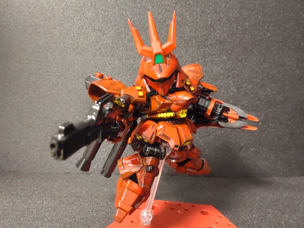 コイツの難点は、首がほぼ可動しないことでした。理由は首の短さとファンネルラックが邪魔をすることです。なので、首を延長したおかげでこんなポーズも再現可能に!