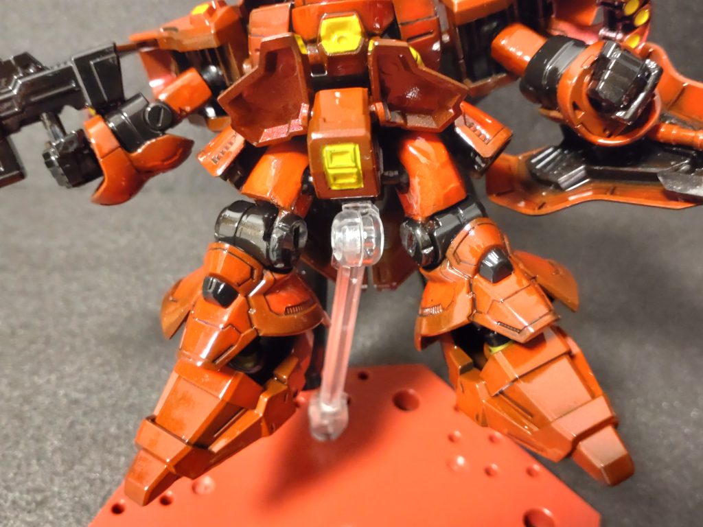 そんな素敵プロポーションをさらに上げてみました!スカートの中をチラリ。ジャンクの旧HGストライクルージュの太ももを使用して、横からボールジョイントを差し込めるようにして、膝での可動を可能にしました♪違和感がなくなるようにプラ版で膝横の模様を再現したのは大変でした(汗)