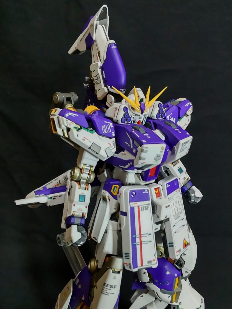 肩部を換装した事もあり、カラーリングもHi-νに寄せました😁。フロントアーマーも福岡カラーぽいマーキングを入れました。マスキングしてのスプレー塗装、マスキングしての筆塗り塗装の併用。