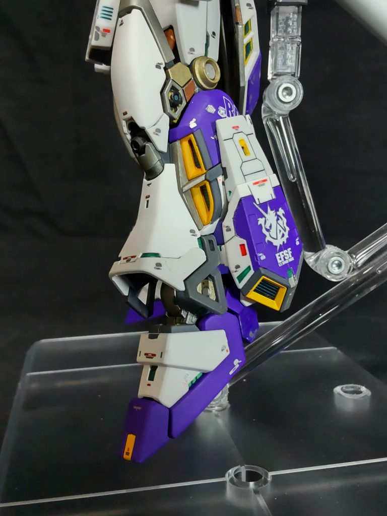 脚部スラスターは、 RG Ζガンダムのモノを使用、小さい気もしますが脚部がHi-νのモノなのでゴツさを消すと言う意味ではバランスがとれている気がします😄。