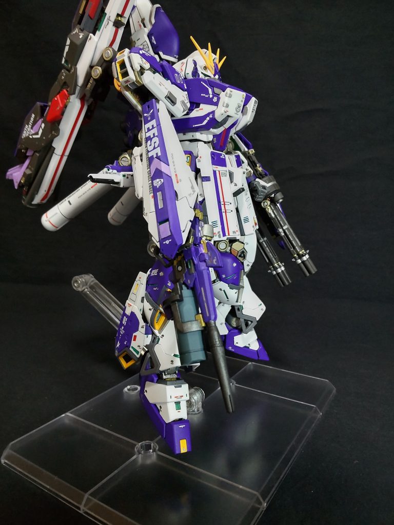 ビームライフルは、迷走しました。ビームマグナム→ロング・レンジ・フィン・ファンネル→魔法の箒→ダブルビームライフル(サンボル)→ビームマグナム1周しました😅。結局ビームマグナムにフルアーマーガンダムぽく、ショートシールドを付ける事で落ち着きました。ユニコーンのシールドの下半分にファンネルのパーツで作成してます。シールド裏には、ビームマグナムの予備マガジンを取り付け😁。