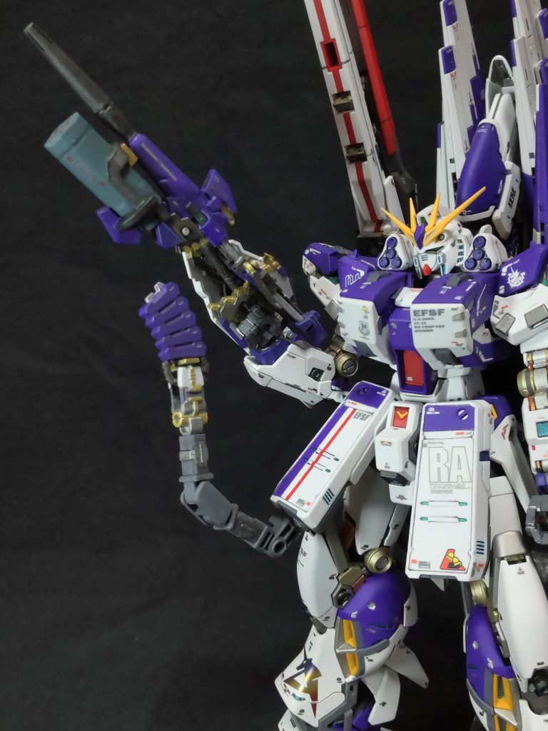 隠し腕でマガジン交換。装備がゴテゴテなので絶対必要😁。サイズ感はご愛嬌😆。