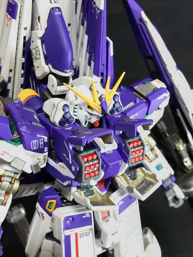 胸部ミサイルポッドの展開ギミックあり、流石は RG、中もちゃんと塗ってます😄。