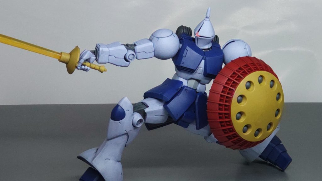 足（脛とふくらはぎ）の合せ目は消しました。汚しは控えめにしました。部分塗装は首元と腹部中央部分をグレーで。稼働域が広いです。足はかなり大きく開くことができ、つま先も稼働。右手はサーベルを突き出せるように手首が稼働します。