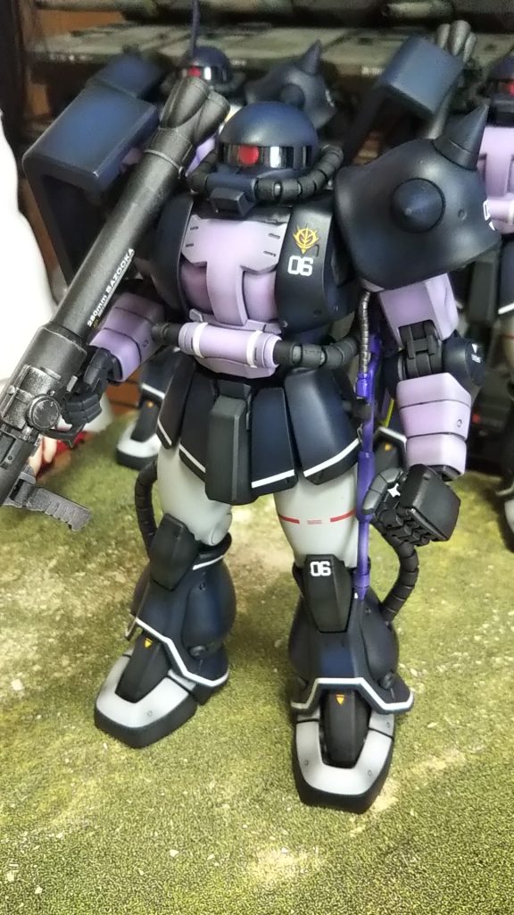 カラーリングは黒いところ(ブラックにタイヤブラックをハイライトに)藍色部(濃いブルーにややこいブルーをハイライト、クリアブラックをシャドー)紫パーツ(ガンダムパープルにスモークグレーでシャドー) 白(ライトグレーにスモークグレーでシャドー)